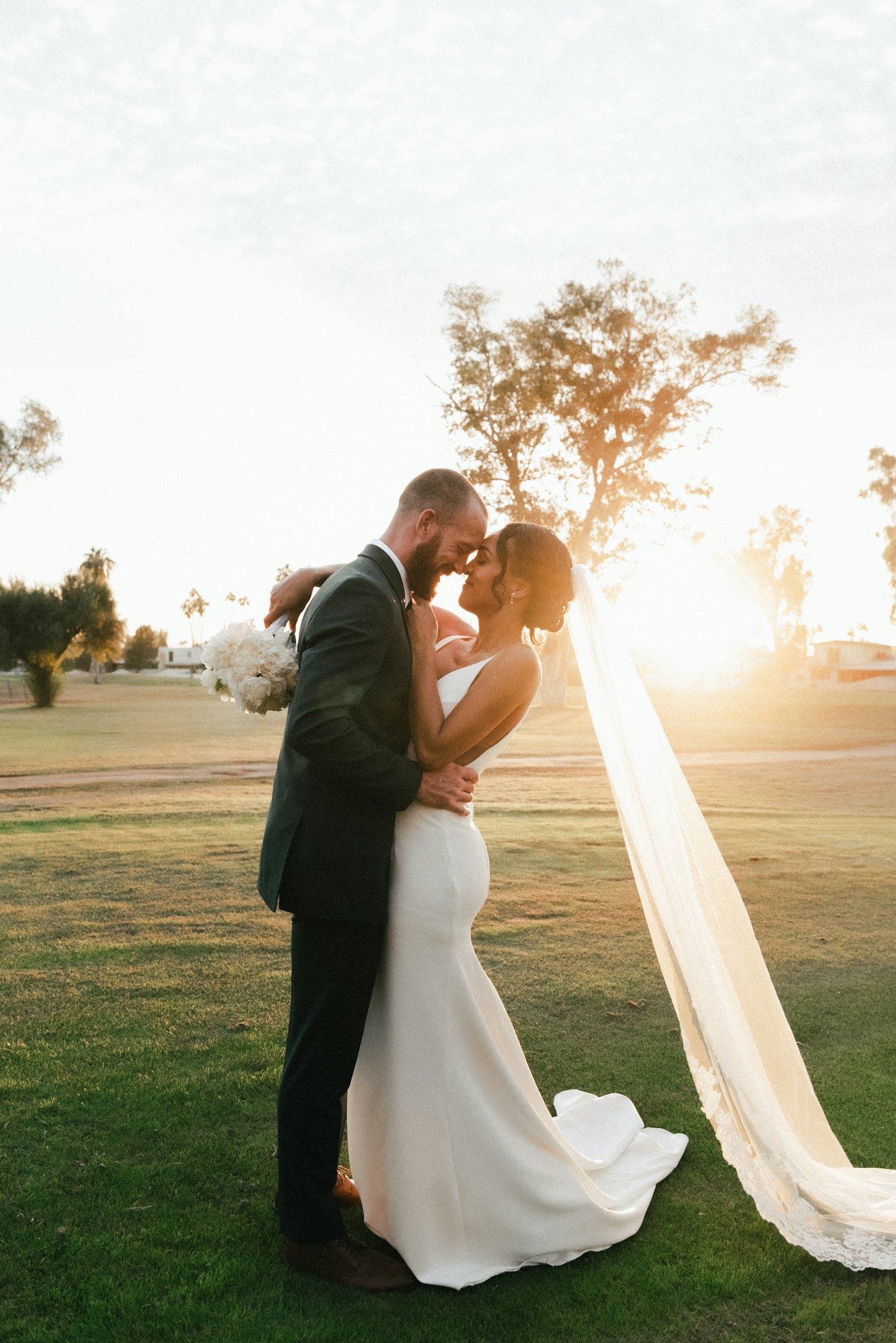 Officiant de cérémonie laïque célébrant un couple au coucher du soleil